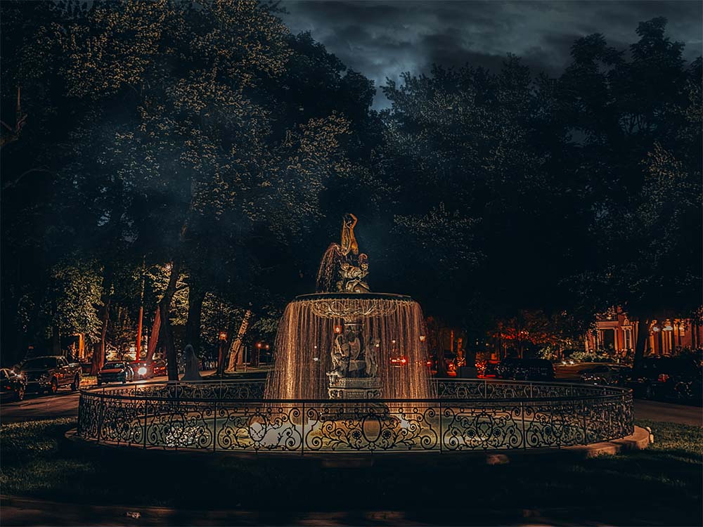Ghost tour by trolley at St James Court Fountain in Old Louisville